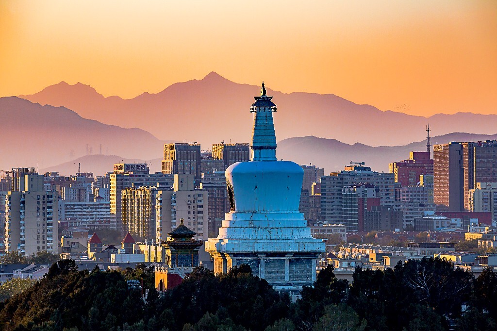2016年11月,景山公园。11月14日超级月亮再次现身天宇,景山公园万春亭是最佳拍摄地之一,早早就人满为患,人头攒动,几乎无立锥之地。我索性西向拍摄,白塔、楼宇、绿树、山影、霞光......一览无余。