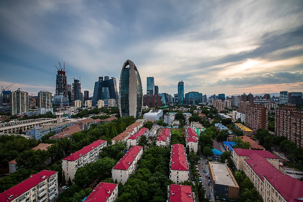 2016年6月,呼家楼地区。随着北京国际化大都市建设步伐的加快,这几年陆陆续续建成了许多知名建筑,如:人民日报社、中央电视台、国贸三期B、FFC等。美丽变化着的北京是永远拍不完的题材。