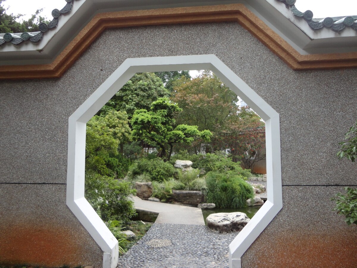 阳春三月，<br />
破土的嫩芽，<br />
绽放的繁花，<br />
风儿吹来是春对夏的告白，<br />
轻叩门窗，<br />
满园芬芳。