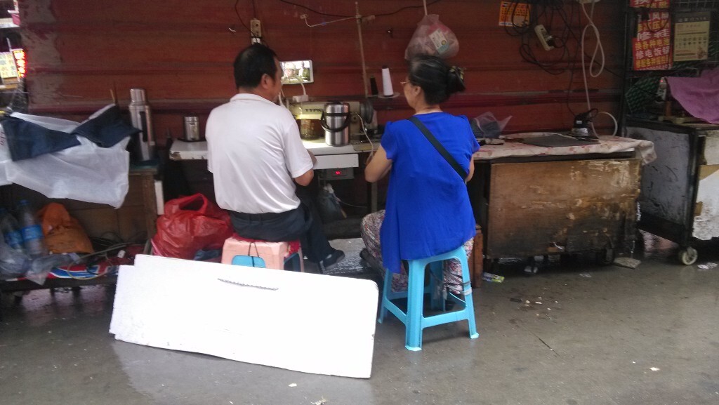 在这五光十色的年华里<br />
我愿意与你平凡到老<br />
你缝衣，我做饭<br />
不需华丽的饭厅<br />
就这样一部手机，一部电影<br />
我与你风雨到老