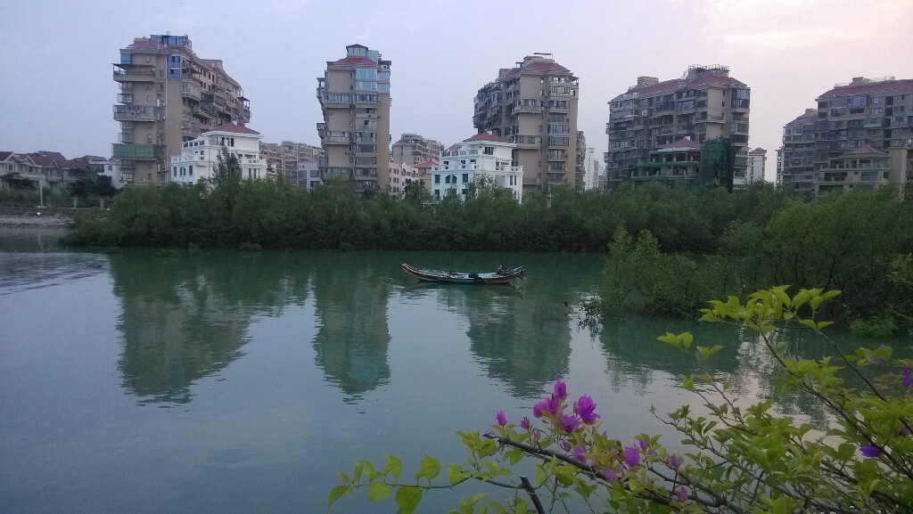 站在城市这头，<br />
远望有你的渡口，<br />
渴望远处的船舶，<br />
载着我的相思与离愁，<br />
送我远走。