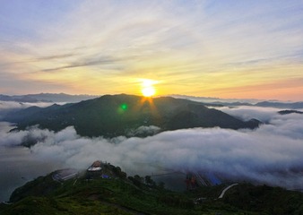 美女峰上的日出（拍摄时间：2013年；地点：岩滩；作者：蓝湖；通讯地址：马山县机关后勤服务中心；电话：18697915300_