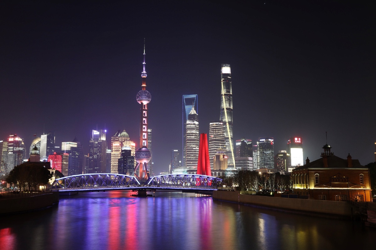 上海外滩外白渡桥一直是人们热衷打卡的景点冬夜里的外白渡没有了白日