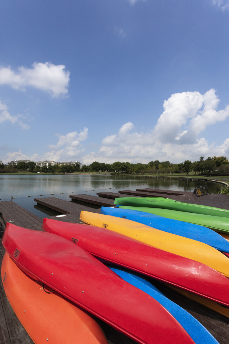 蓝天下湖面上的彩色船