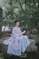 1305944