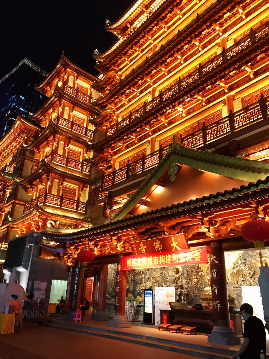 广州北京路夜色中的大佛寺