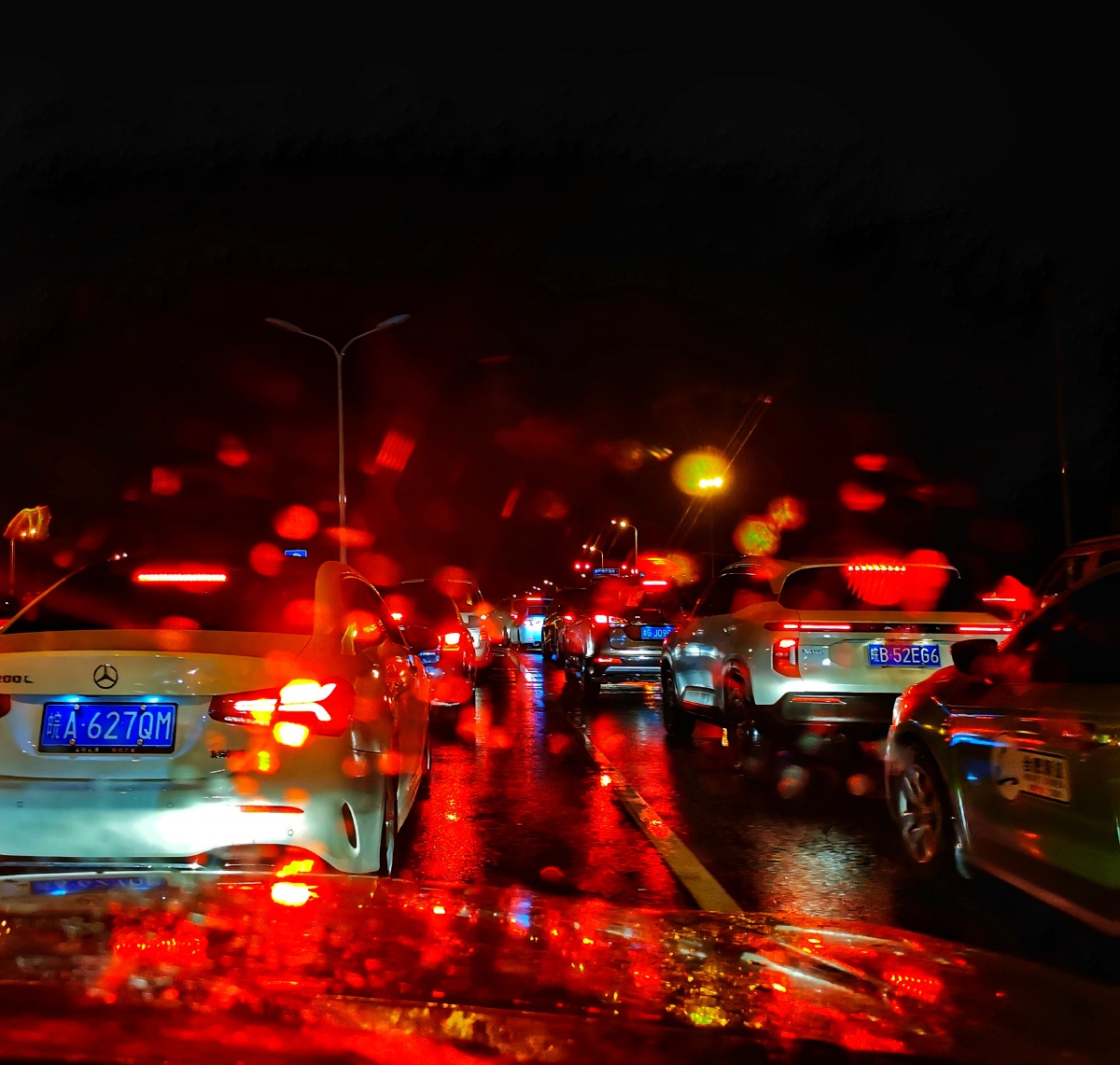雨夜行车灯火红