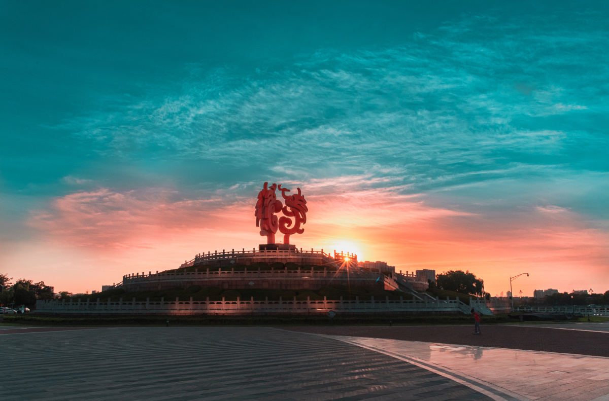 凤凰台位于百家湖正东面,是新世纪新南京标志性建筑.