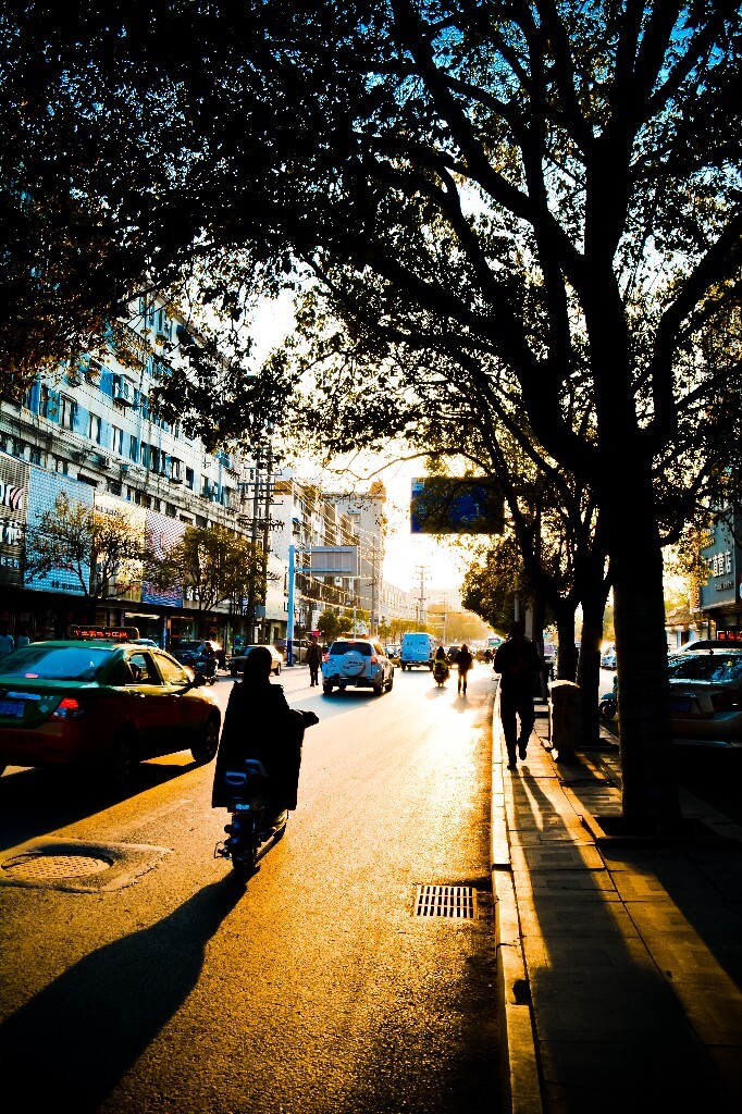忙碌了一天，夕阳西下，迎着余晖，回家吧。