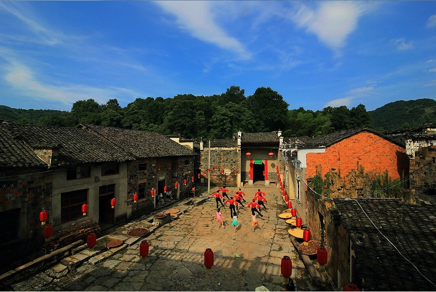 老宅广场舞: 沉寂太久的老屋场院,响起欢快的乐曲,一群鲜艳的红衣女子