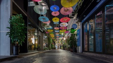 我也在雨傘下走過