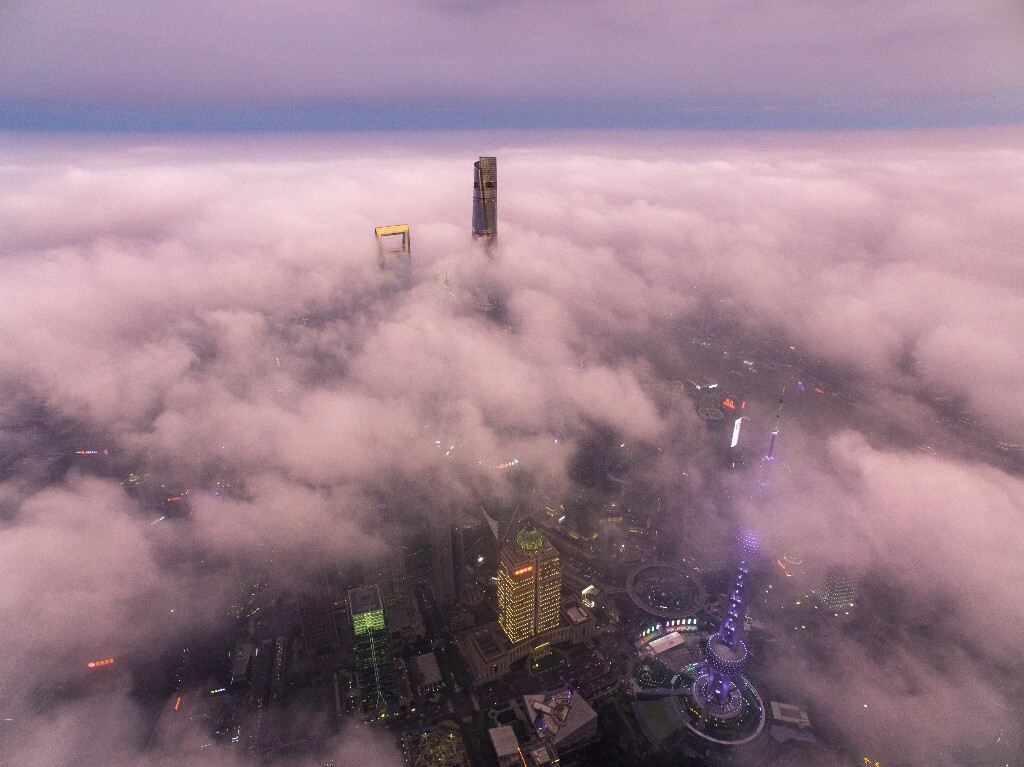 方向有点问题，其实当时还有火烧云，真的飞不过去了<br />
第一次亲眼看到平流雾的形成与消散全过程<br />
真的是非常非常的壮观