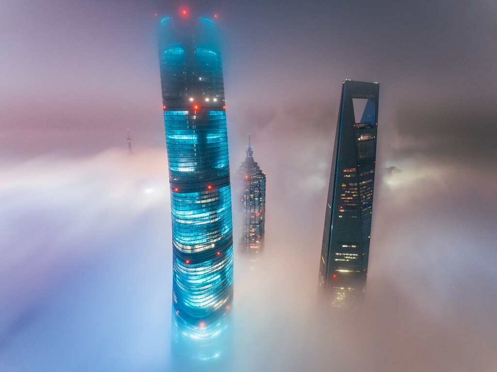 非常奇特的一次平流雾<br />
因为低空云的高度也非常的低，于是出现了“三明治”一般的效果：<br />
平流雾——建筑——低空云 的结构