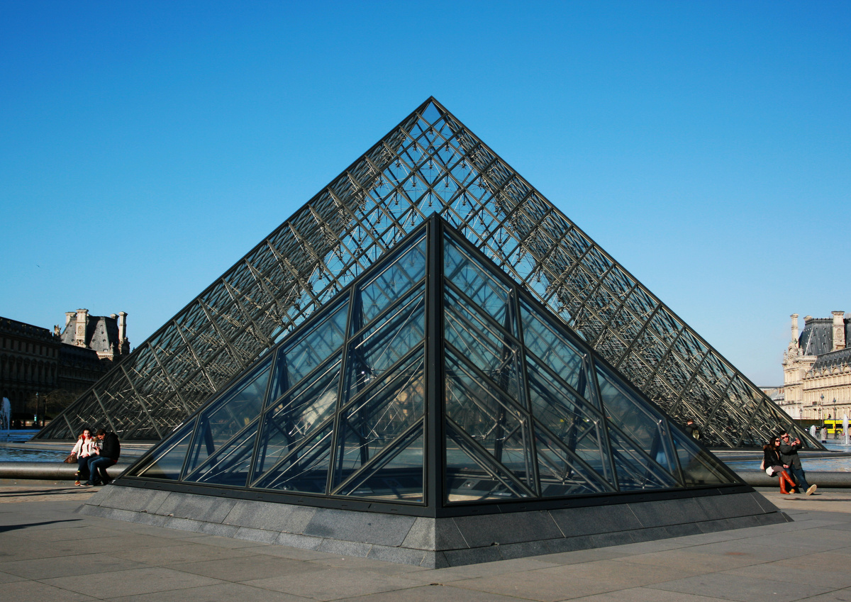 卢浮宫前的玻璃"金字塔"