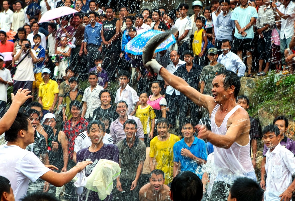 年7月27日,在广西融水苗族自治县红水乡良双村,村民们在闹鱼节上抢鱼