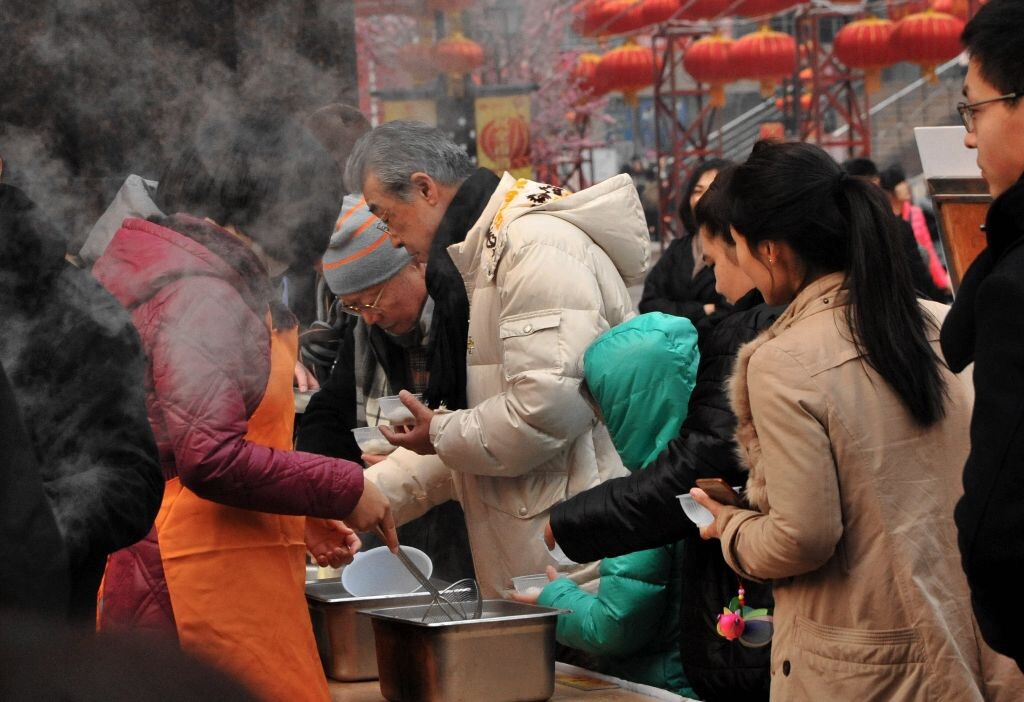 市民们高兴的免费品尝各种节日元宵