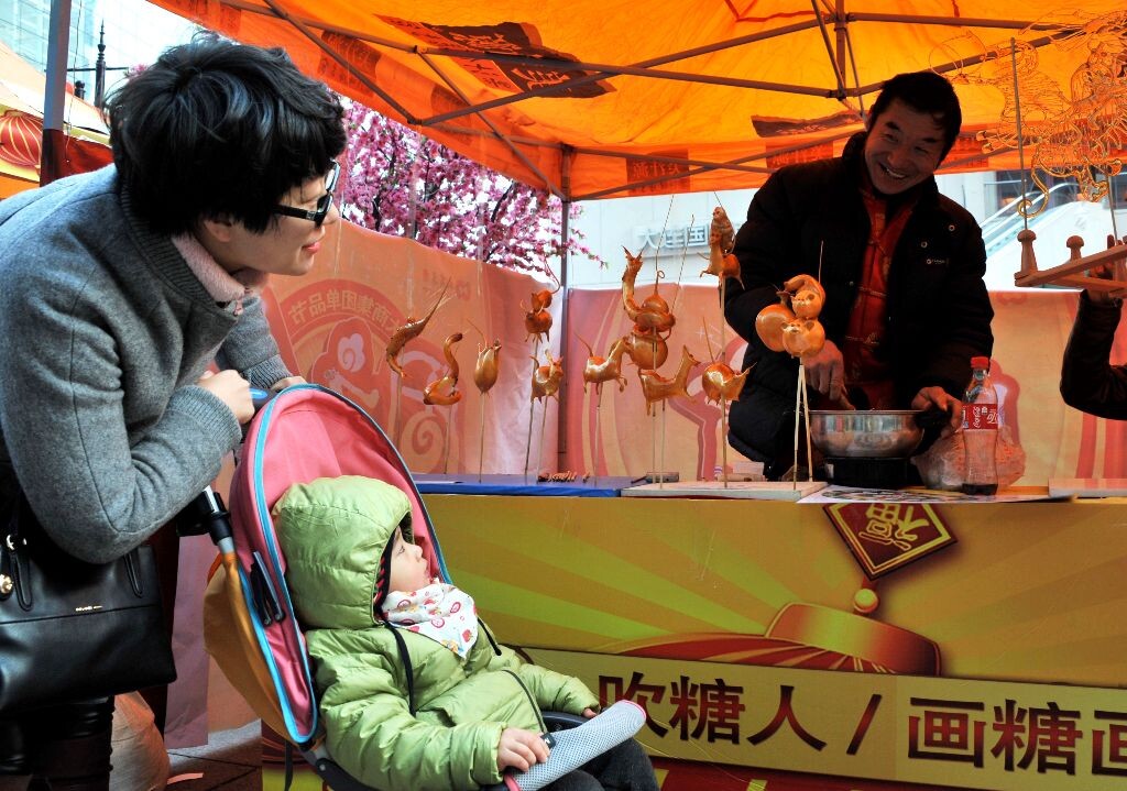 元宵节上小朋友初识吹糖人这一传统年俗