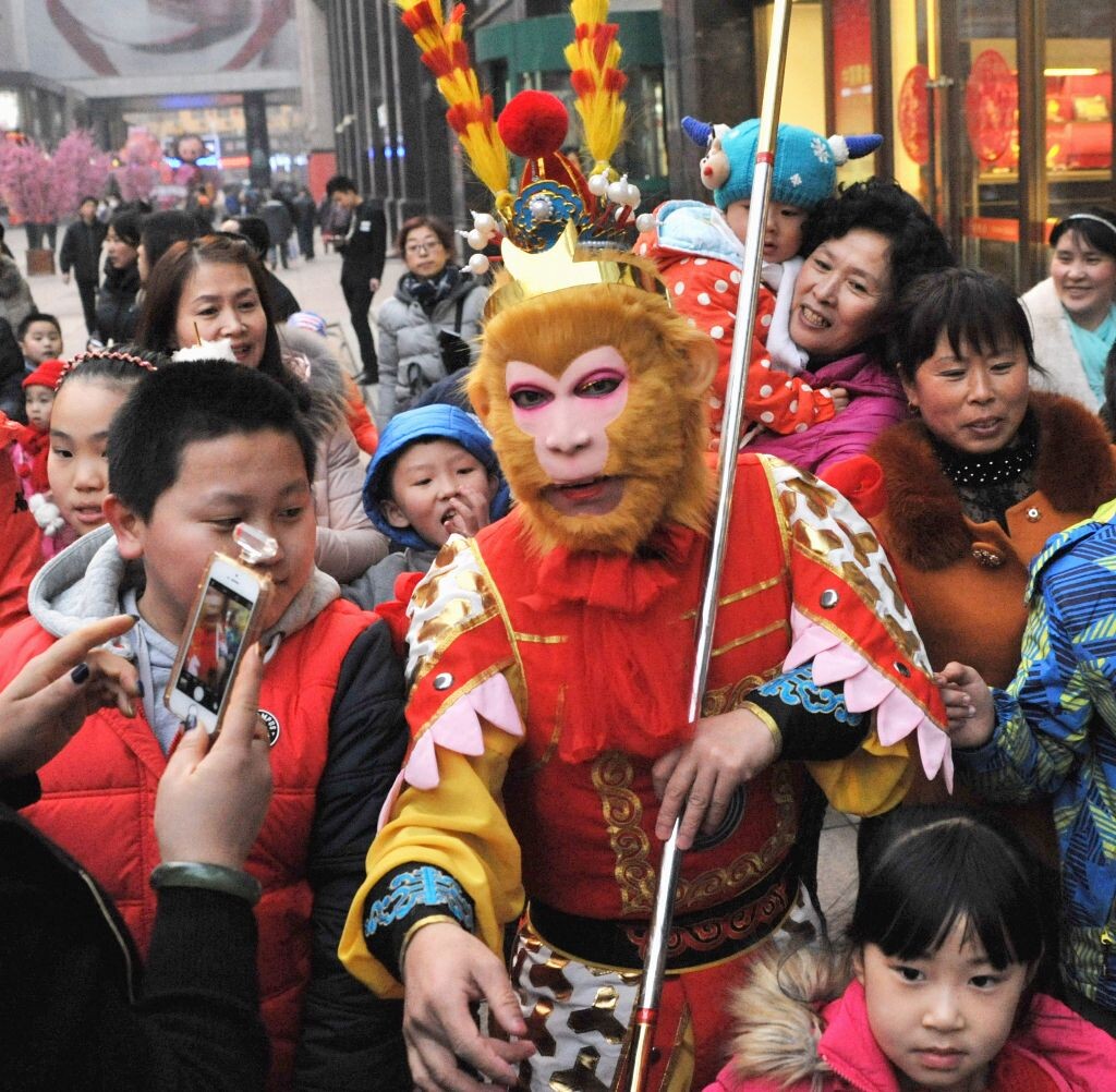 与美猴王合影是孩子们的最爱