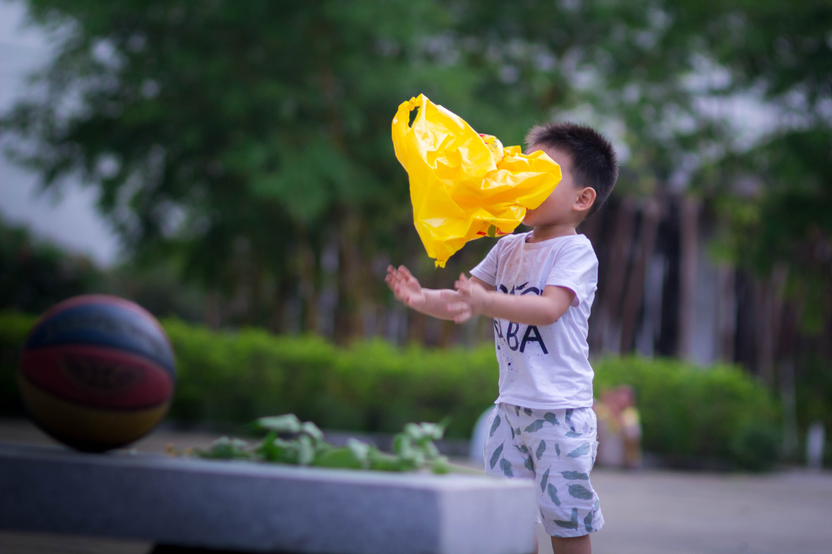 孩子的快乐有时就是一个塑料袋不亦乐乎