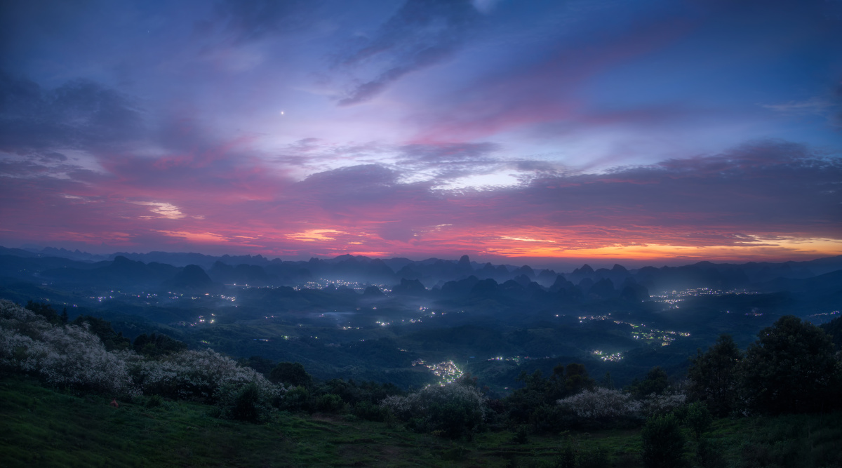 广东怀集桥头镇喀斯特群山夕阳