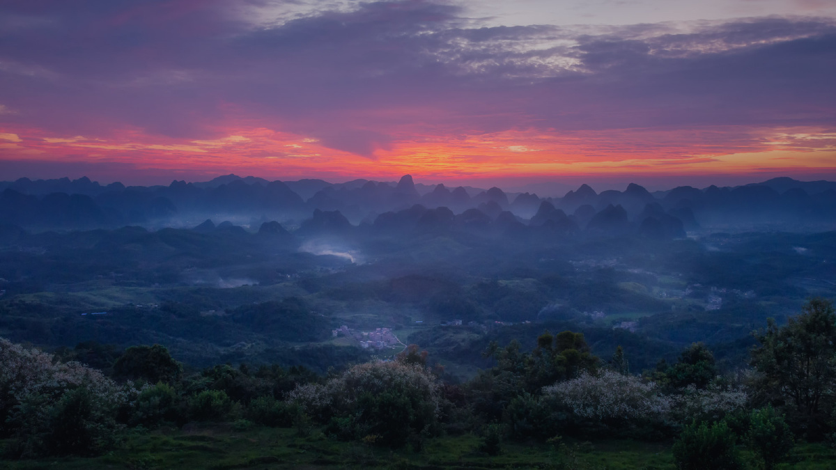 广东怀集桥头镇喀斯特群山夕阳
