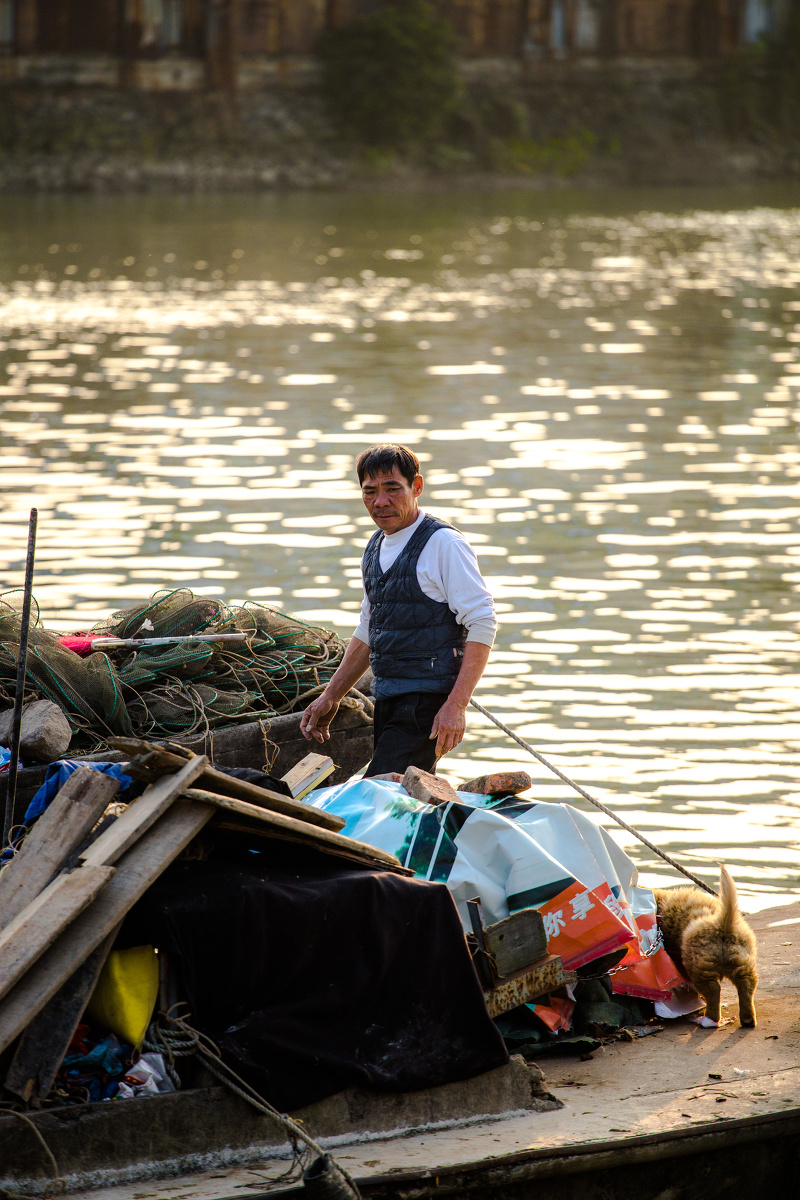 河上的渔船渔民养的狗狗