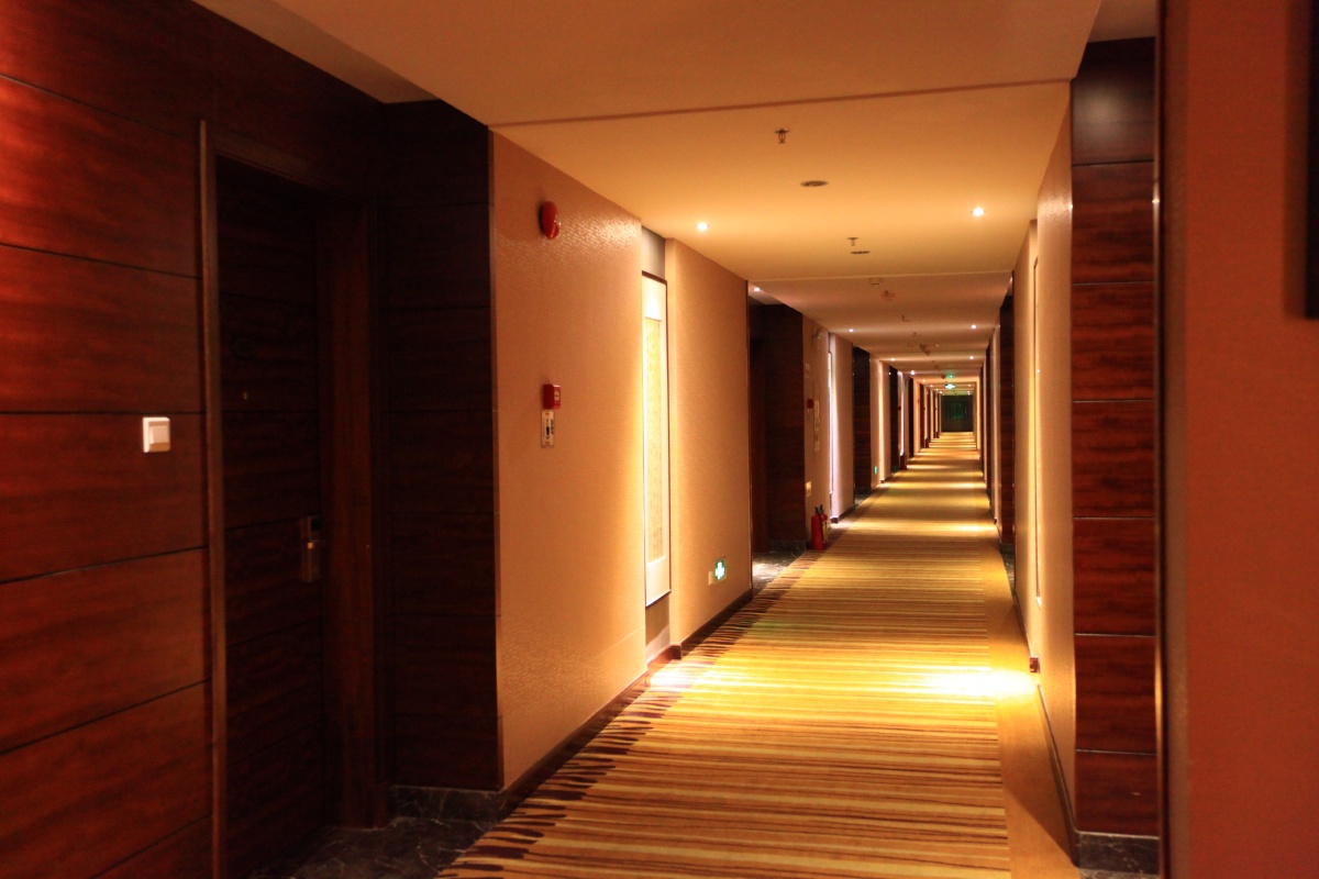 酒店客房走廊通道暖色灯光辉映