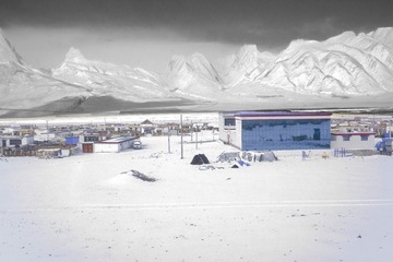 雪山下的人家