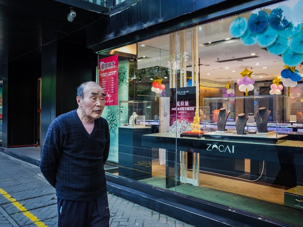 路过珠宝店口的老者