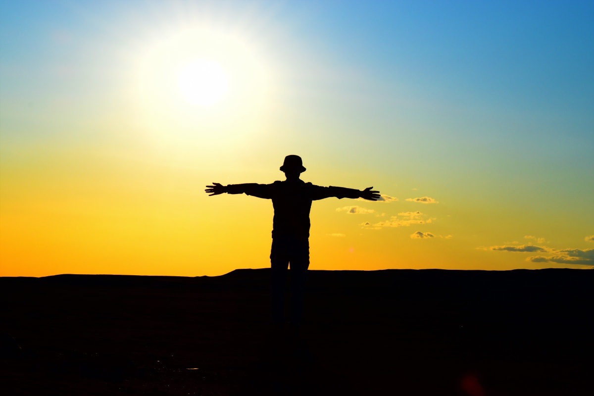 哈密魔鬼城,荒漠中夕阳西下,只留下剪影,拥抱太阳还是背对太阳