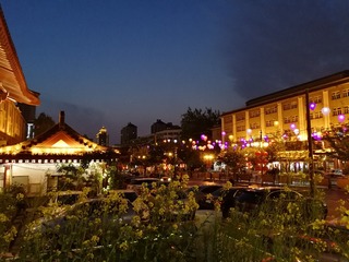 810