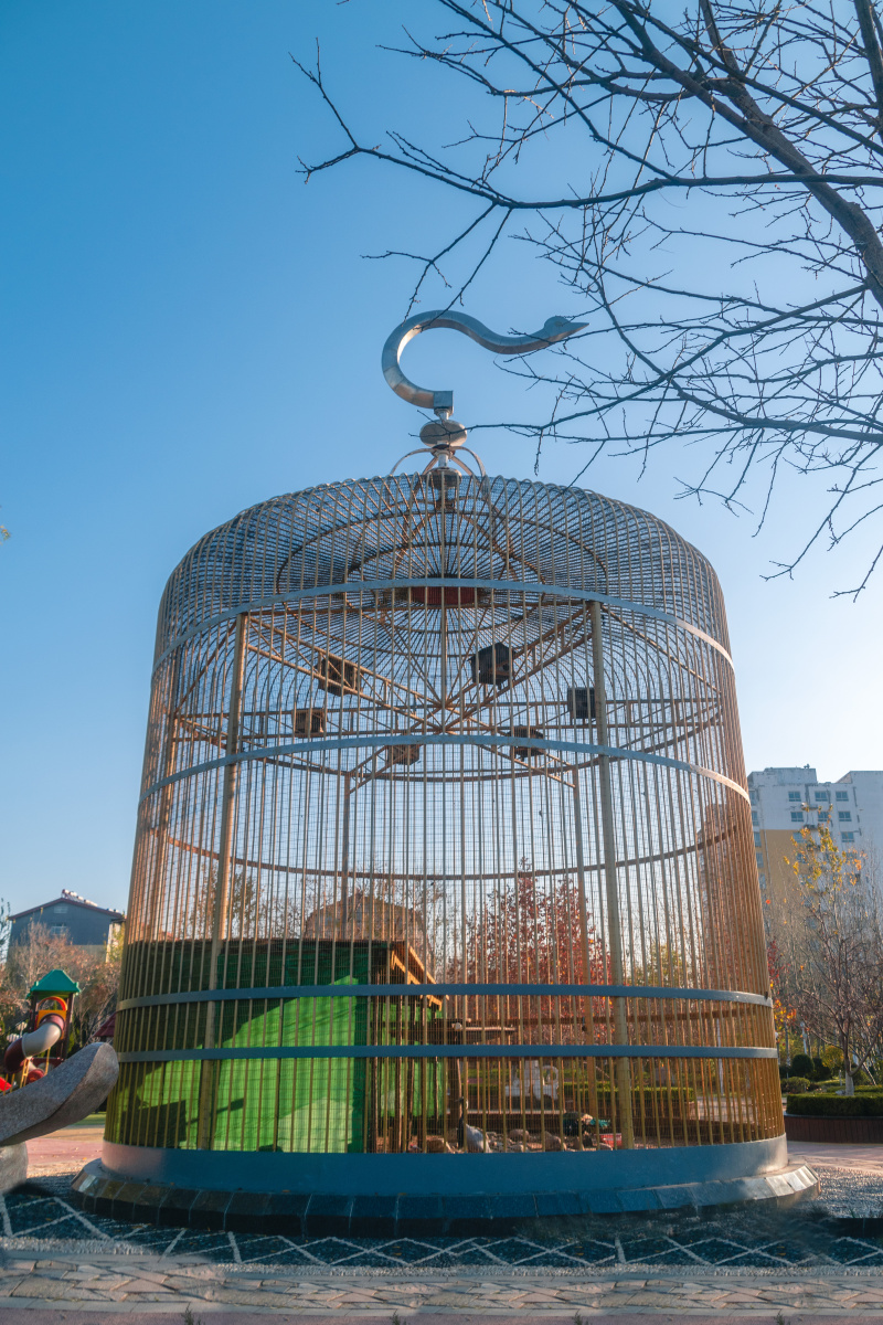 公园一角鸟笼