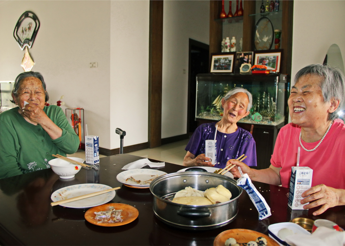 三个老人开心的午餐