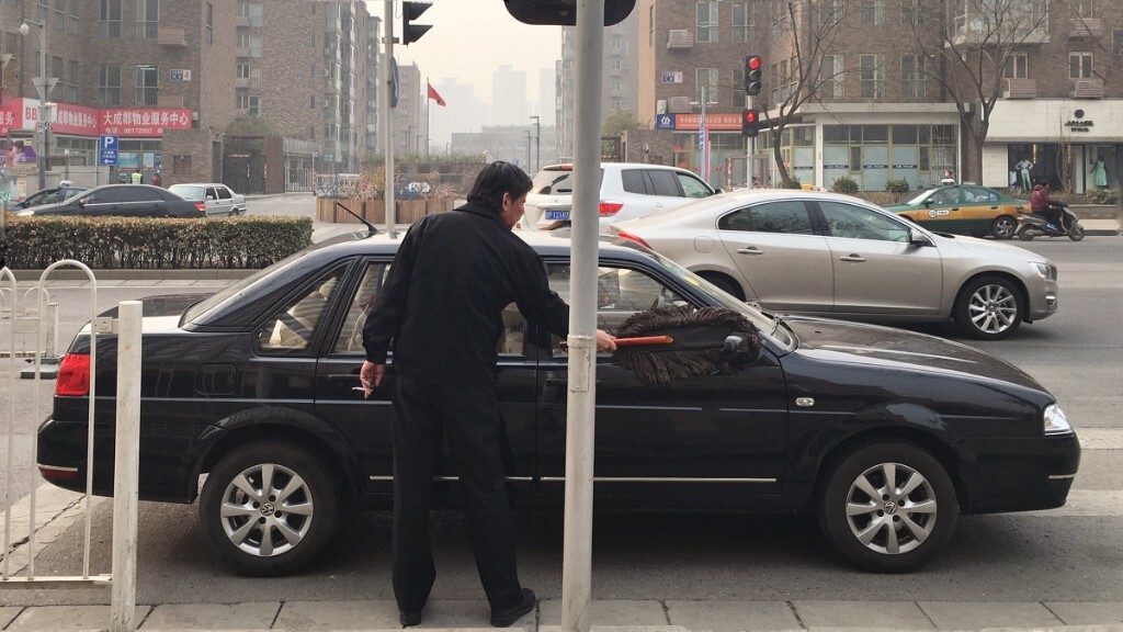 虽然清洁了车的外观，却没法清洁这个城市的空气，更忘了保护自己的肺