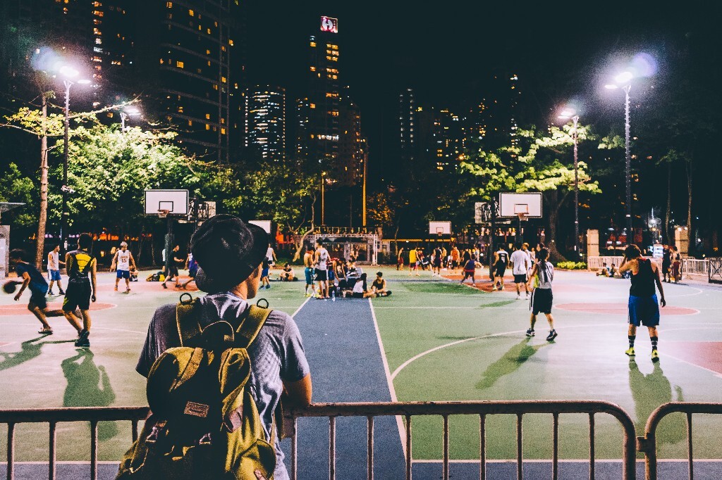 16年5月 在香港维多利亚公园球场边看球的少年