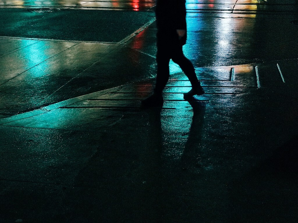 一个下雪后的十字路口,交通信号灯把地面照的像夜店的天花板