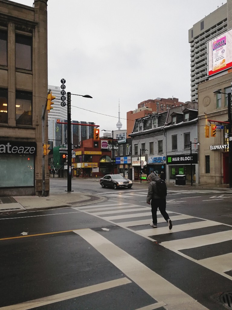 CN Tower真的可以说是多伦多的象征,因为你在哪个街区都能看见它,如果看不见,多走一个街区就看见了