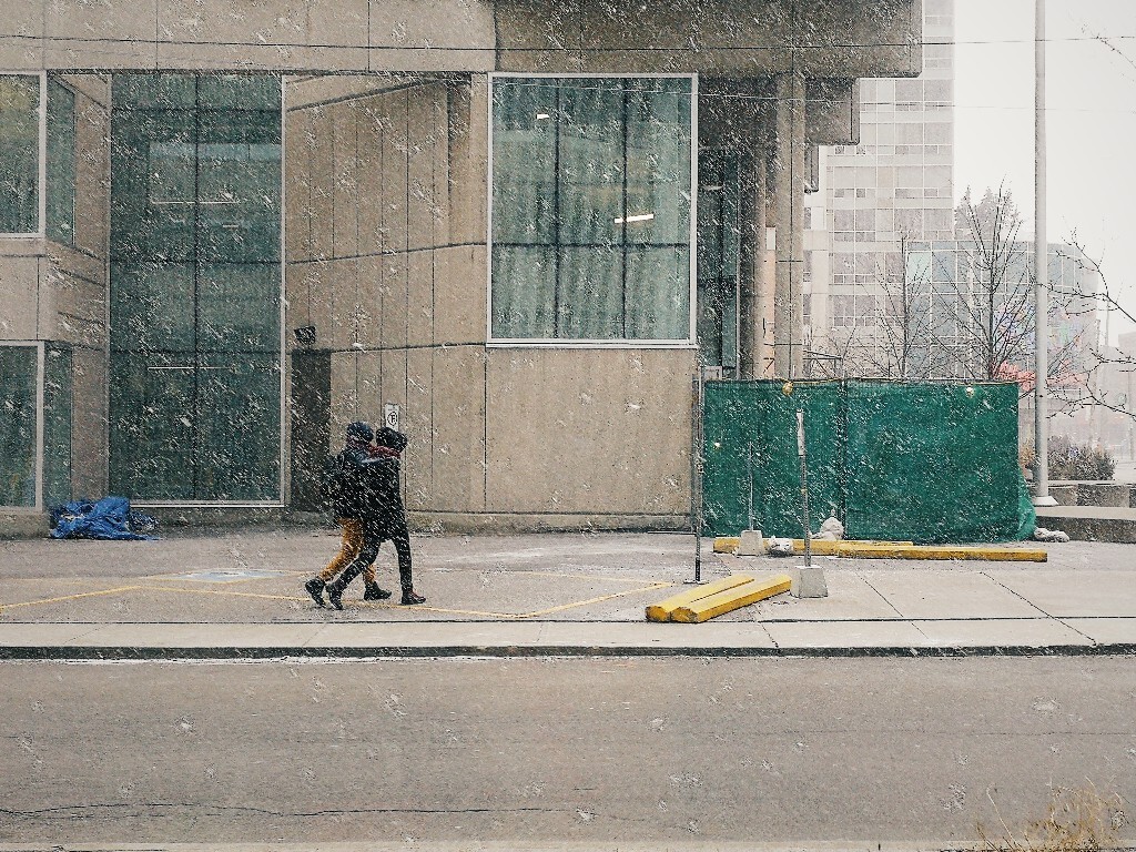 大雪中“齐步走”的情侣