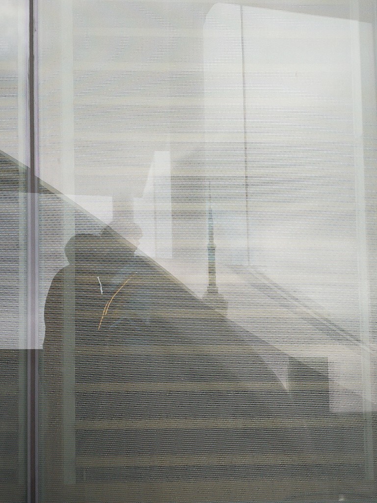 透过玻璃的反射,一位陪孩子看风景的父亲,还有远处的CN Tower