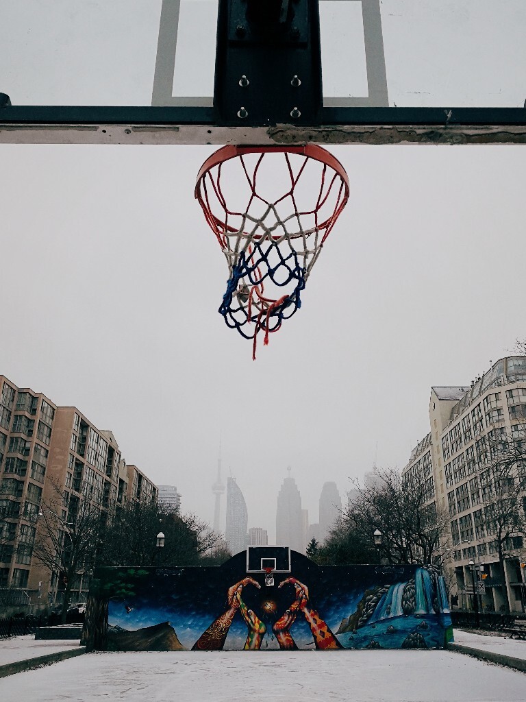 多伦多一个著名的街球场,远处涂鸦上的双手画上了各式的民族纹身,象征着多伦多多民族和谐相处的社会特征