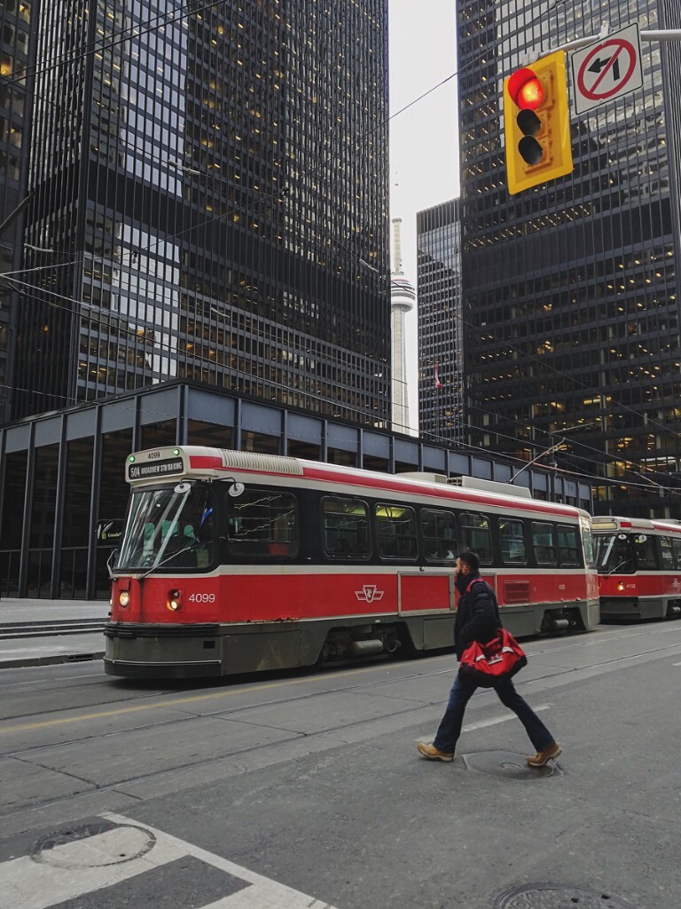 三点一线,CN Tower,有轨电车,行人