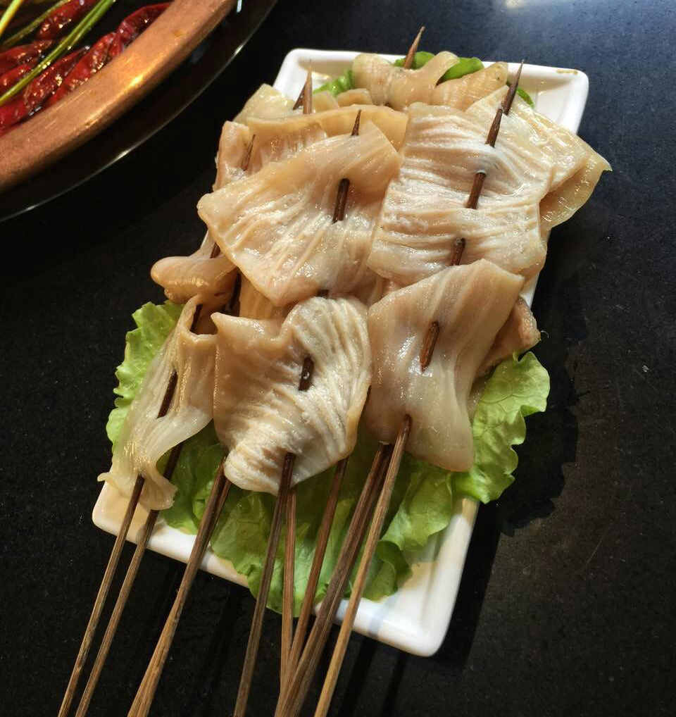 郡把:正宗的鲜鸭郡把,在热烈翻滚的火锅烫至30-40秒,蘸一下天星正源的