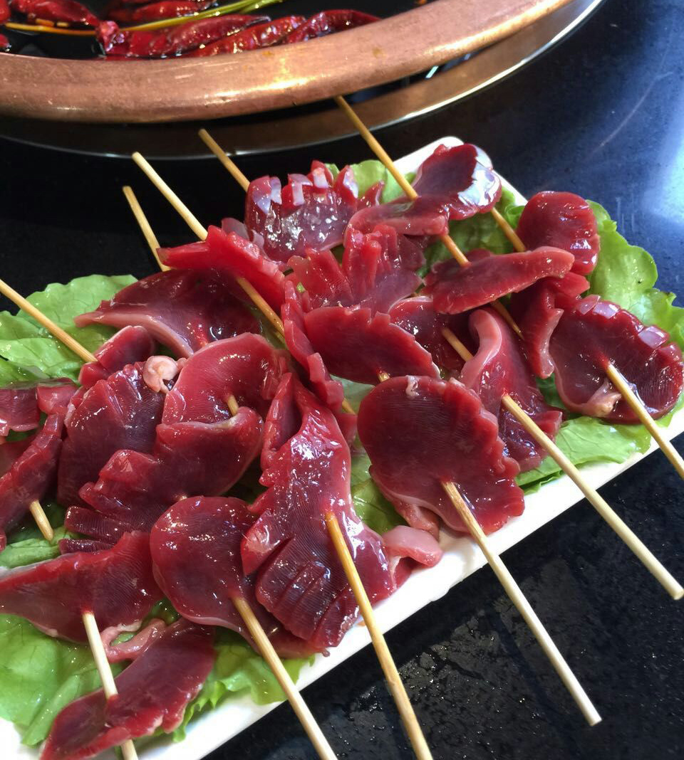 郡肝:正宗的鲜鸭胗,在热烈翻滚的火锅烫至60秒左右,蘸一下天星正源的