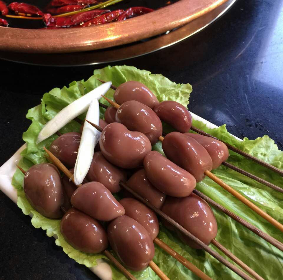 鲜兔腰:正宗当日鲜兔腰,在翻滚的锅里烫至90秒左右,配上天星正源的