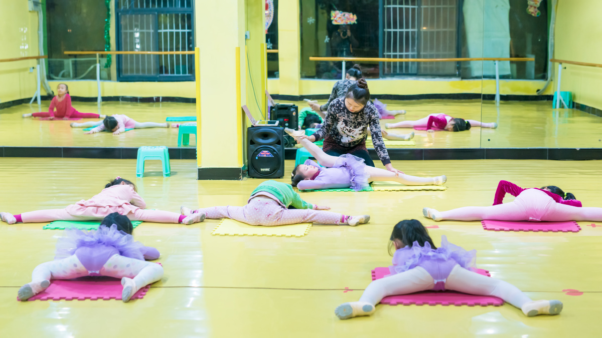 练功房小幼儿们在老师指导下各种舞蹈基本功训练,只能站着窗外隔着