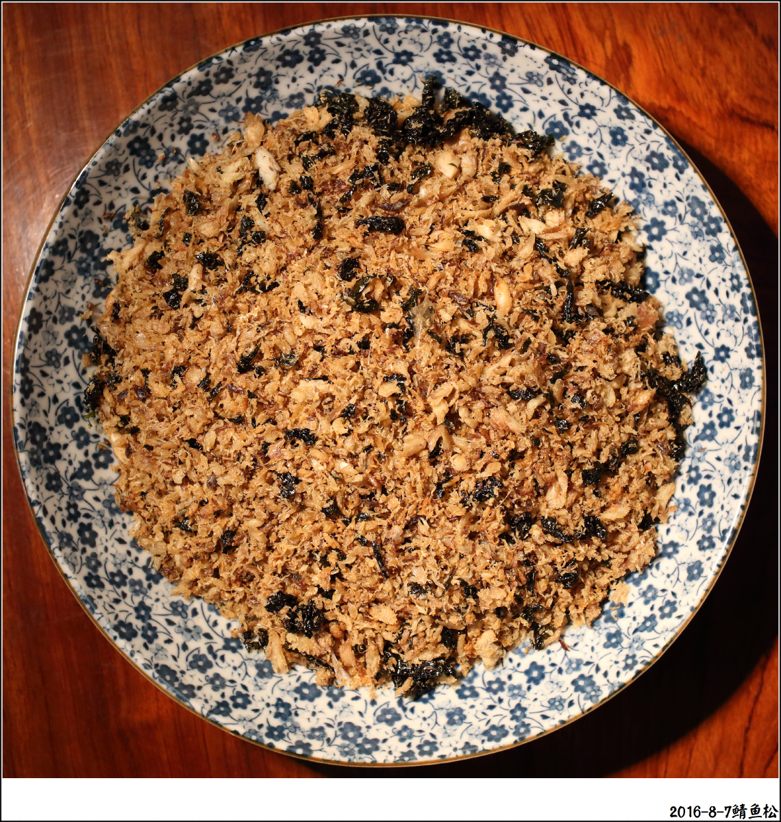 小时候基本没有零食,装在褐色玻璃瓶里头的鱼松便自然很是诱惑,每次吃