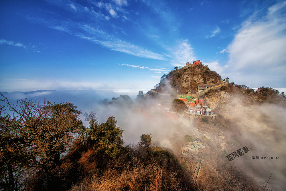 武当山天柱峰被云海环绕,天柱峰在云中时隐时现,宝光出现