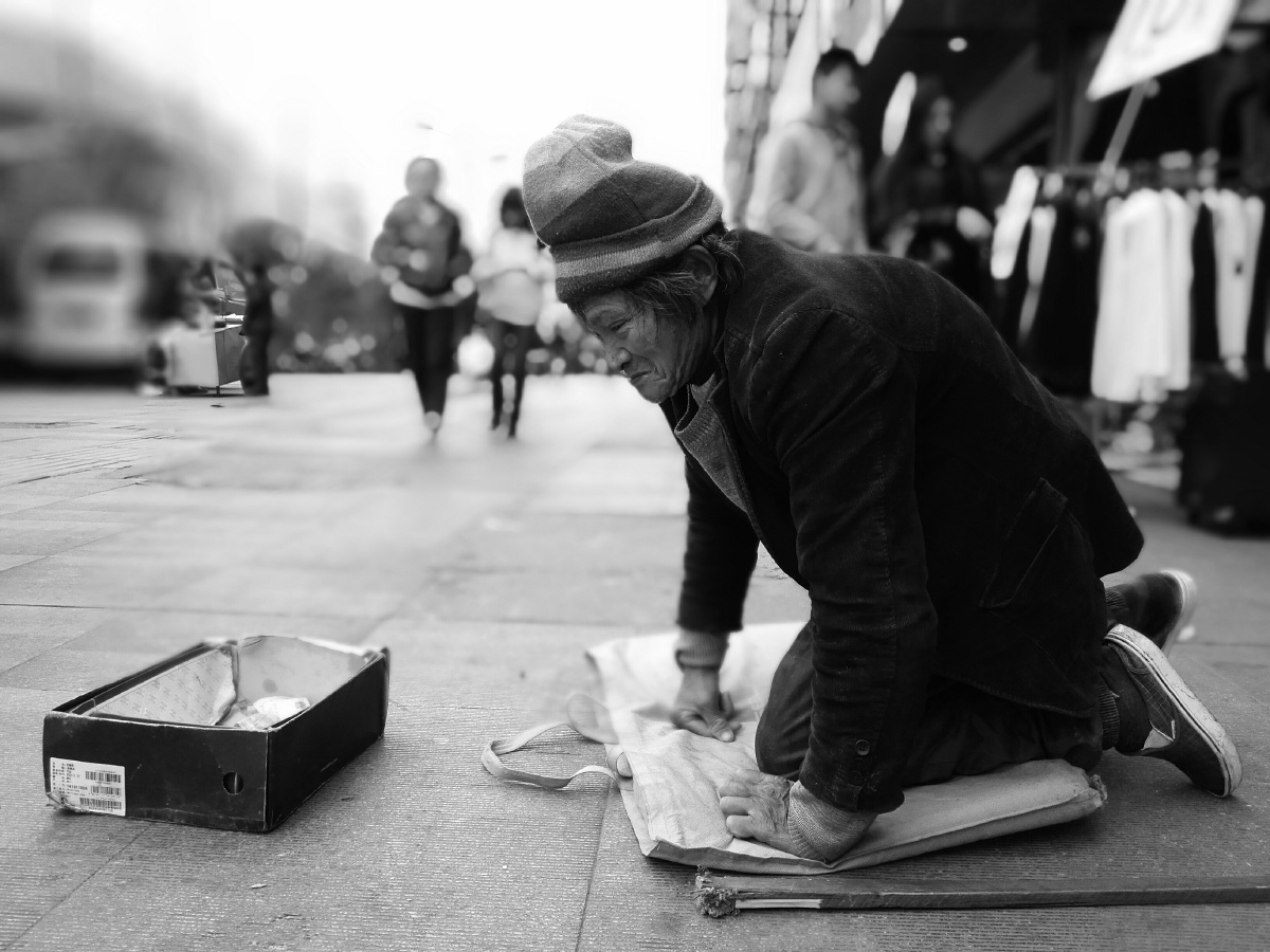 步行街的乞讨老人