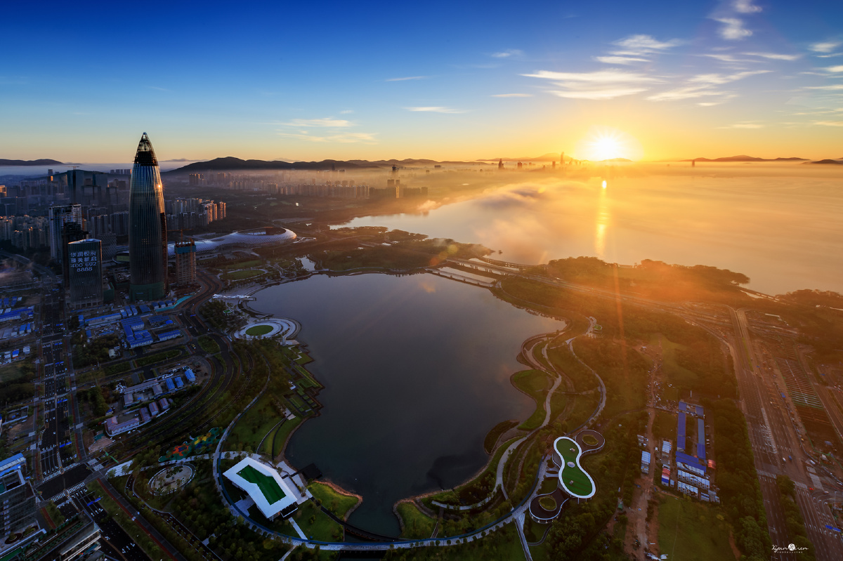 朝阳破雾水浮空极目鹏城一望中