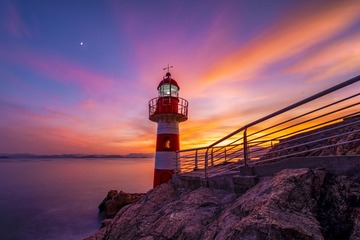 山月半轮秋，霓影十里流